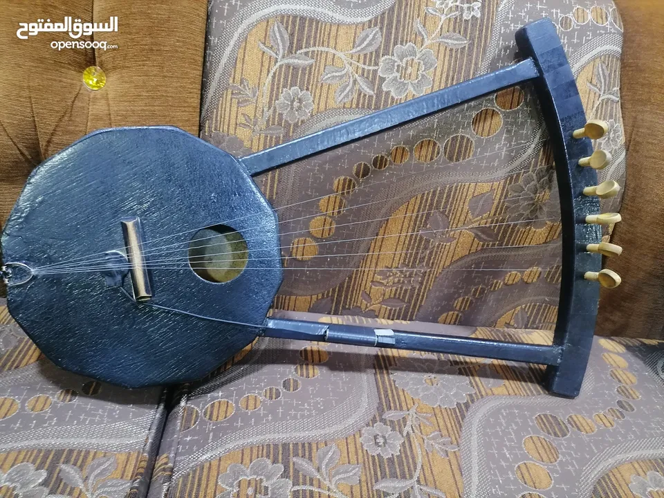 سمسميه سته اوتار للبيع  صوتها حلو معاها جك بتوصل عل السماعه ومعاها السلك تبع الجك ومعاها وصله بتشبكه
