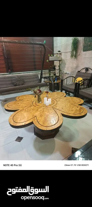 طاولة خشب متين