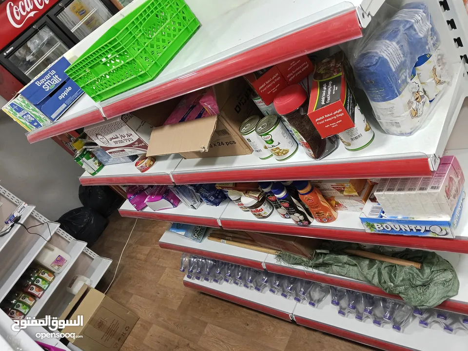 رفوف معدنية وسطية لسوبر ماركت للبيع.