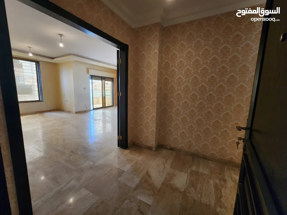 شقة مع روف منفصل فارغة للبيع في حي الصحابة - ref : 14580