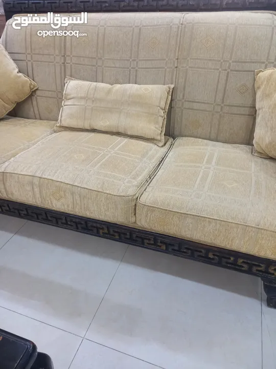 طقم كنب تفصيل ثقيل وطاولة وسط و2 جانبية  للبيع