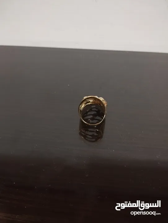 خاتم معدني نسائي صغير بلون ذهبي بحالة ممتازة