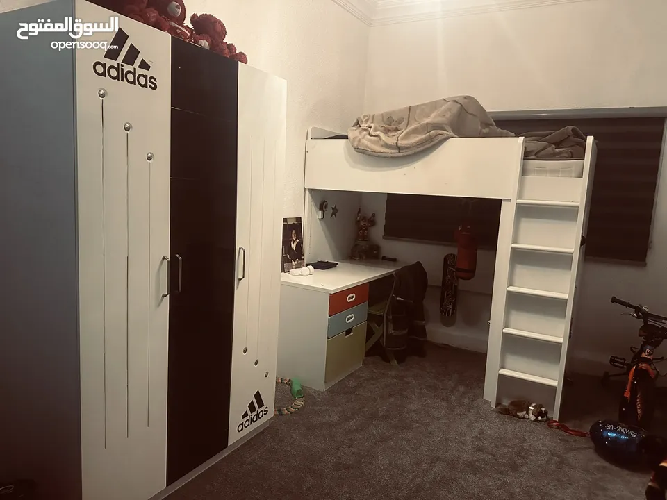 سرير ايكيا مع مكتب بدون فرشة