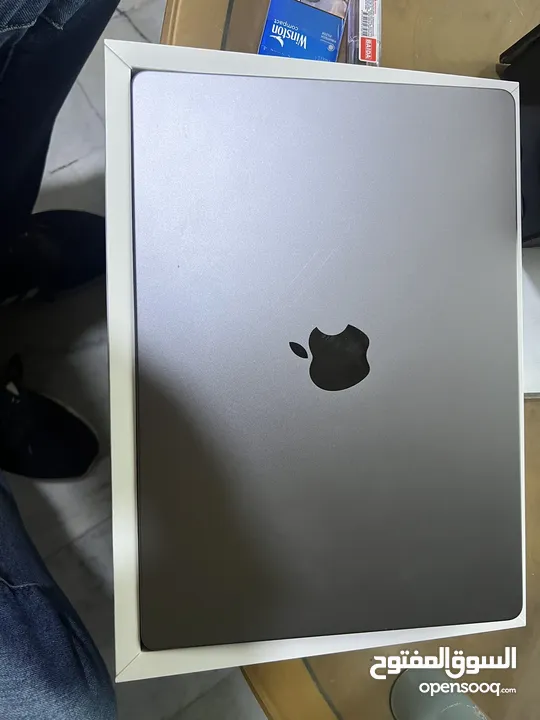 معاه جميع اغراضه  MacBook Pro 1TB  14 inchللبيع