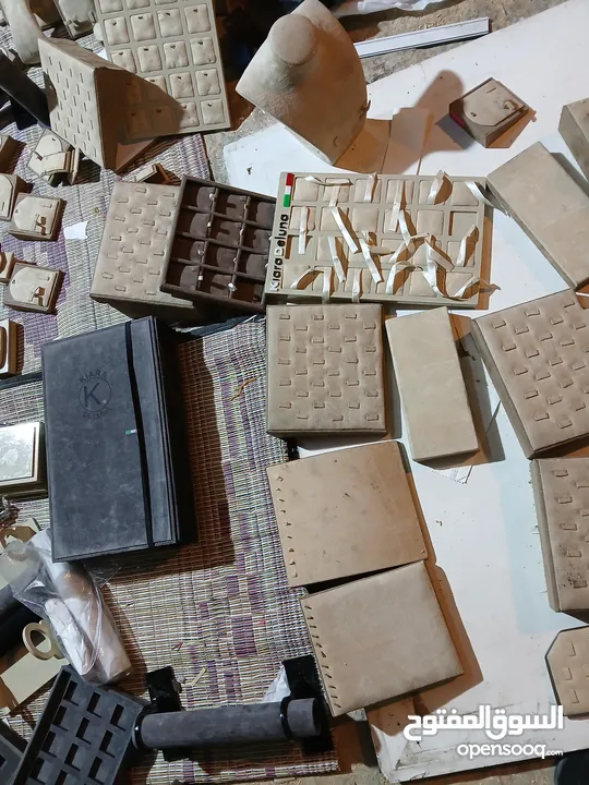 ديكور محل مستعمل للبيع بحاله جيده للبيع  متوفر أيضا ً الواح ديكور مفرزه مستعمل سعر اللوح 18دينار