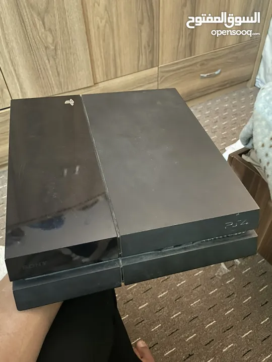 Ps4 معاه خيرطة و كل شي عيب في الجهاز لا مش مفتوح  اليد فيها مشكله فقط  السعر950قابل للنقاش في الحدود