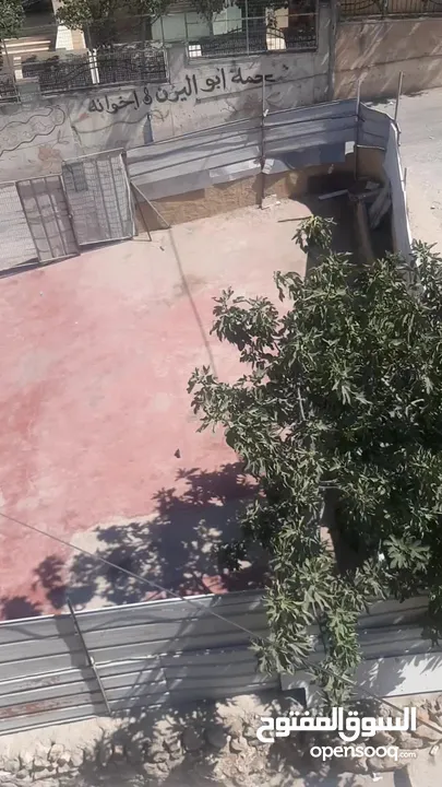 ساحه  مع  بركس وغرفه  مساحة 300  متر