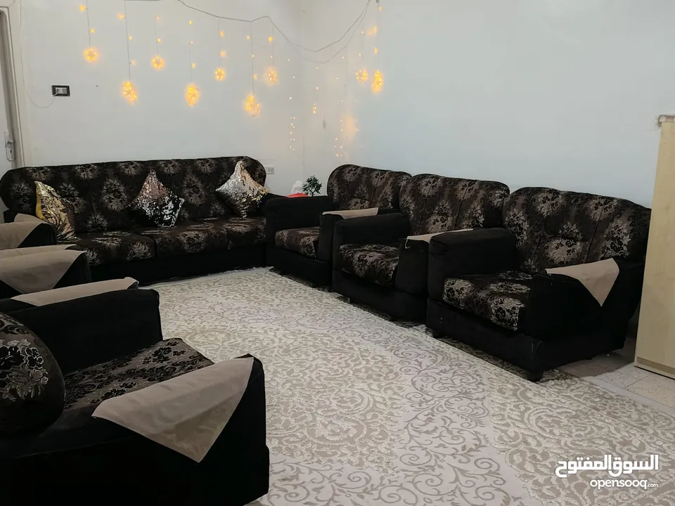 طقمين كنب جلوس بتصميم جديد وألوان جديدة وترندي مستعمل بحالة الجديد ممتاز ومريح للجلوس