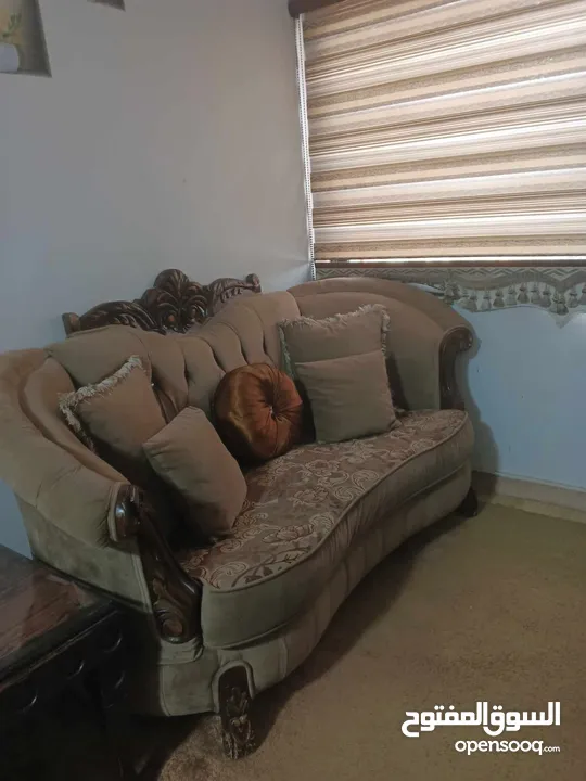 طقم كنب بحالة ممتازه خشب زان
