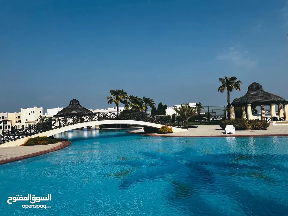 للبيع العاجل شقة مجددة 3 غرف + غرفة خادمة دخول مباشر للشاطئ