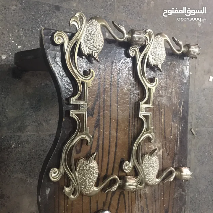 تمثال برونزي مع شمعدان فضة