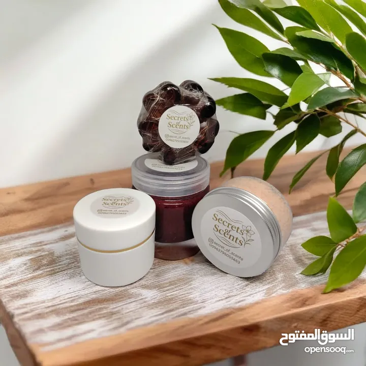 مستحضرات تجميل (سكراب للجسم-سكراب للقدمين-كريم مرطب-صابون من مواد طبيعيه -ليفه).من ecrets of scents