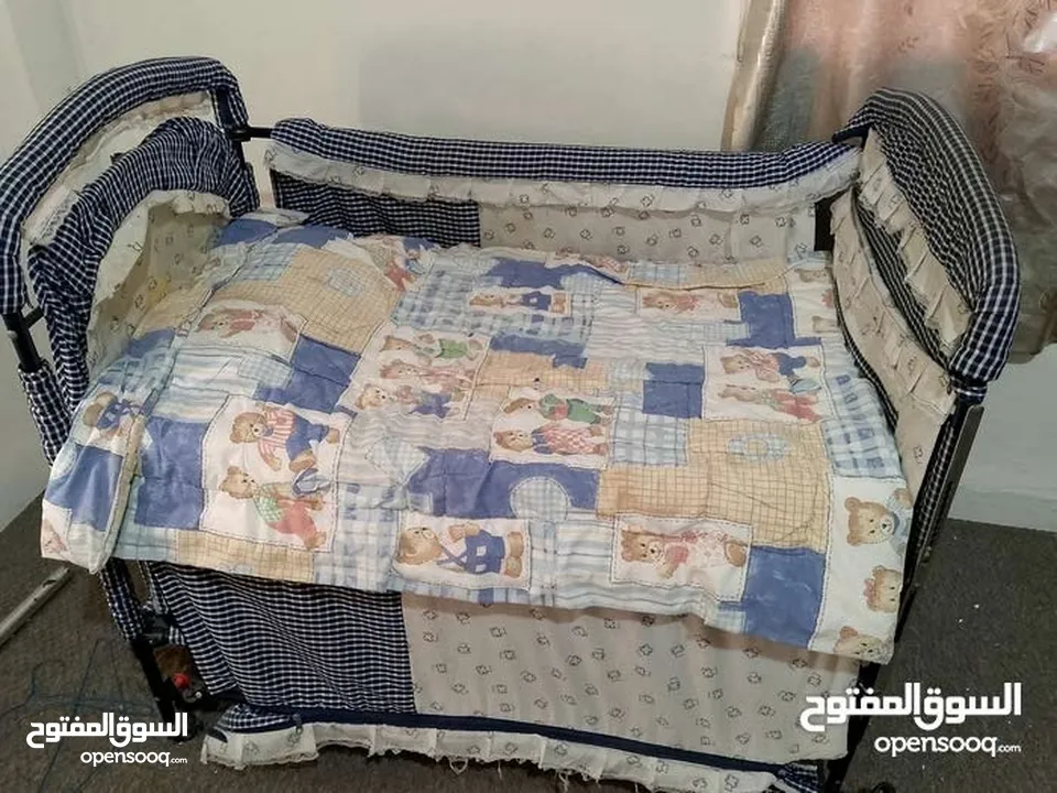 تخت بيبي نظيف مع فرشة