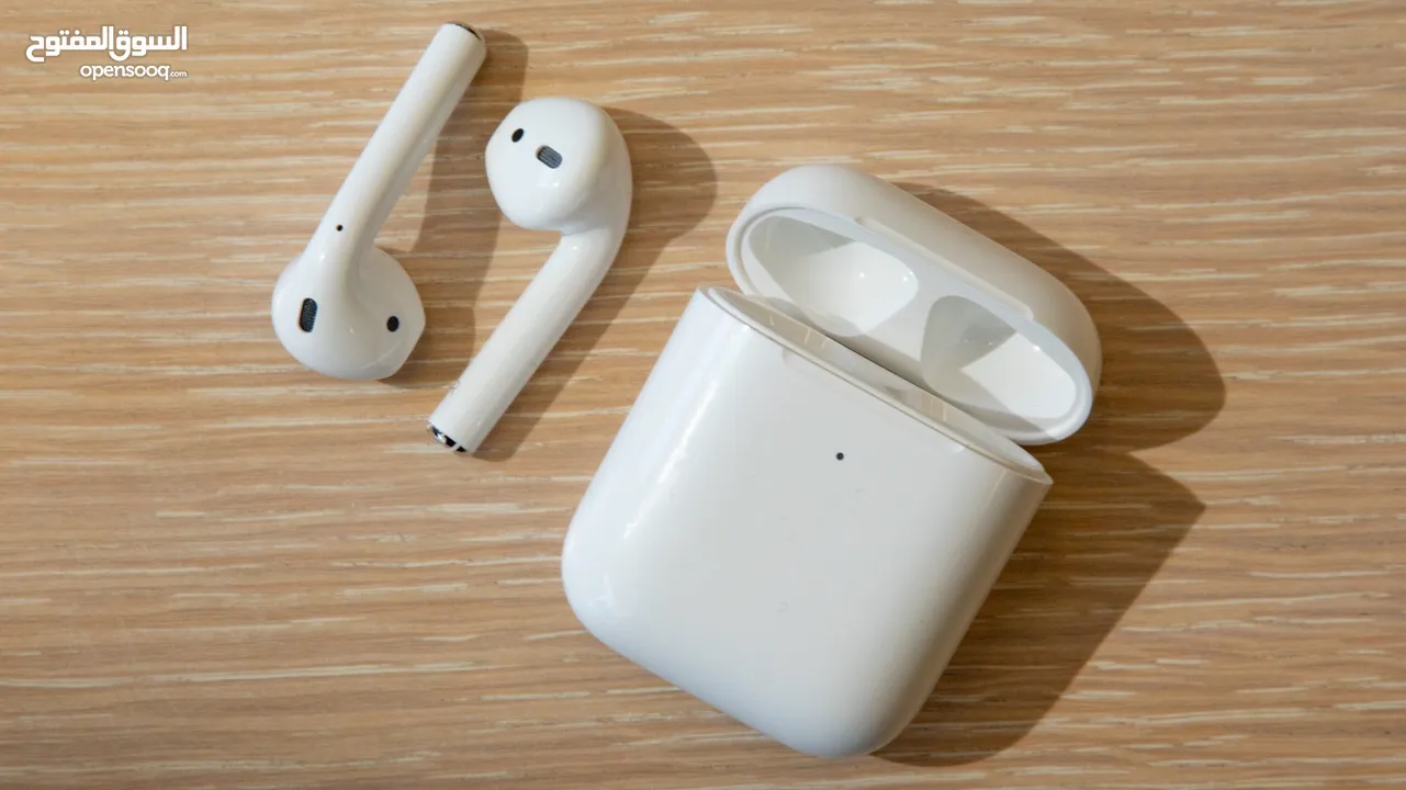 آيربودز الجيل الثاني (Apple AirPods 2) مع علبة شحن لاسلكية - حالة ممتازة وبسعر رائع شبه جديدة.