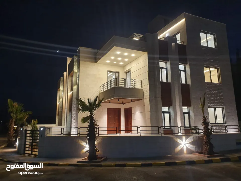فيلا للبيع في طريق المطار  بتشطيبات فندقية قرب جامعة الشرق الأوسط