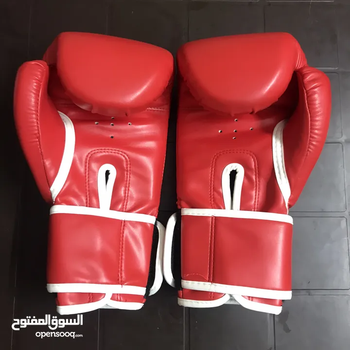 قفاز ملاكمه EVERLAST نمرة 10 لون احمر سعر حقيقي 12دينار ورح ابيعه 9 دنانير سبب البيع صغير عليي