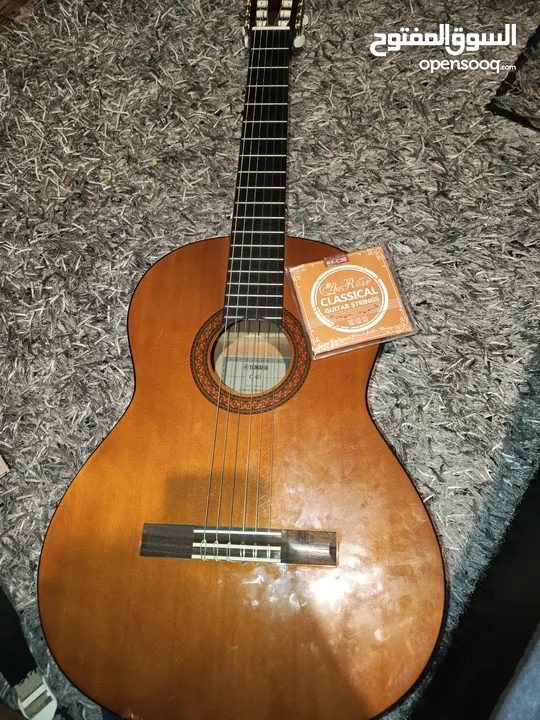 جيتار ياماها . Yamaha c40