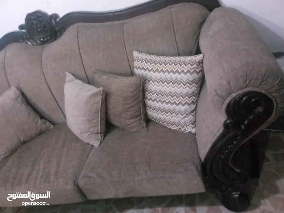 طقم كنب بحال الوكاله للبيع بسعر طري  ممتاز والخشب ميه ميه وجامد