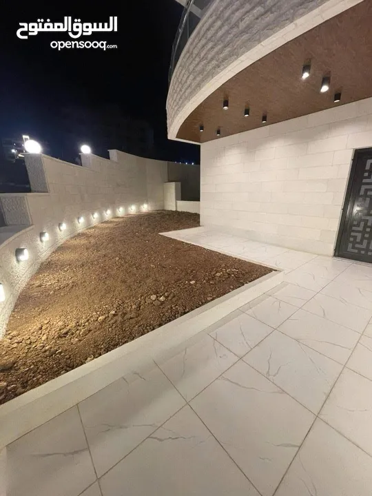 شقة ارضية للبيع في الجبيهة 145م + 50م ترس وكراج مستقل (شقتين في الطابق) على 3 شوارع من المالك
