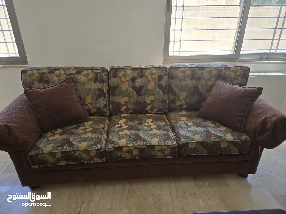 طقم كنب 7 مقاعد و طقم سفرة 8 مقاعد مع درسوار خشب تفصيل بحالة ممتازة