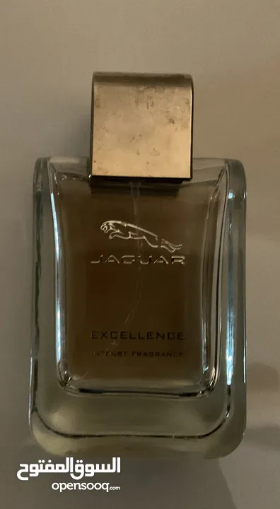 عطر فاخر بحجم 10 مل في زجاجة كريستالية أنيقة بغطاء أحمر صغير – لمسة من التميز والرقي في كل رشة