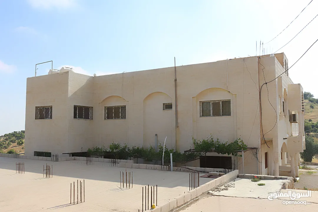قصر فاخر مع خزان ماء كبير و أرض مطلة يصلح فندق ومطعم ومنتجع سياحي أو منزل لعظيم قرب التلفريك