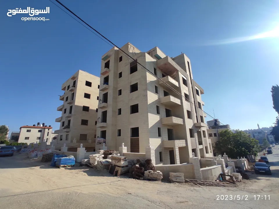 شقة مع مدخل خاص جاهزة للتسليم في سطح مرحبا بالقرب من ترست للتامين و شارع القدس,بمساحة 150 متر مربع,
