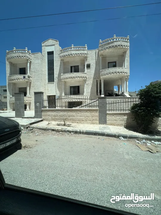 فيلا بمساحة 1000 متر مربع اربد / ايدون تم عرضها للبيع بالمزاد العلني