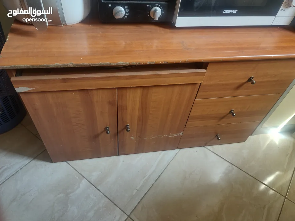 Table with 2 cabinets and 3 drawers