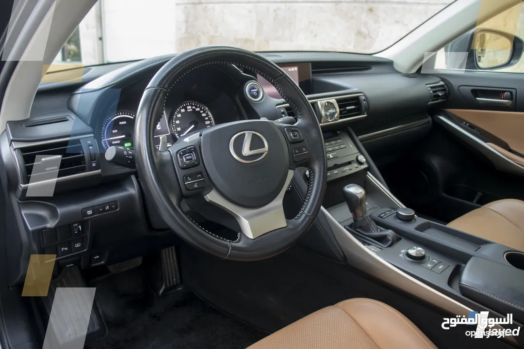 Lexus IS300H 2018 - للبيع