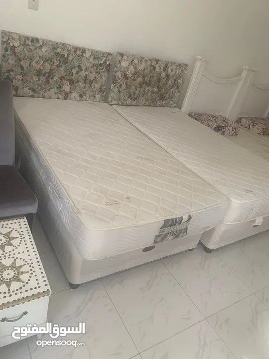 سرير نوم مع الدوشق