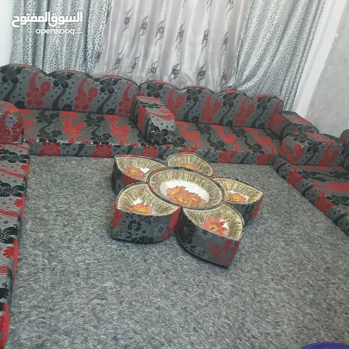 غرفه قعده مع طاولتها شبه جديد  مباع خلص
