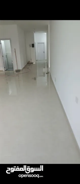 شقة للبيع تتكون من ثلاث غرف اوساع وثلاث برندات وثلاث حمامات وعمراة تتكون من اربع طبقات وكل طبقة شقتي