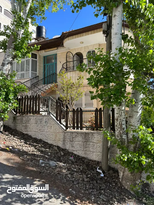 بيت مستقل في بتونيا مستقل مساحه داخلي 300متر مع حديقه مساحه الارض 650متر