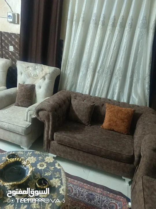 طقم كنب بني وبيج مخمل – حالة ممتازة واستعمال خفيف