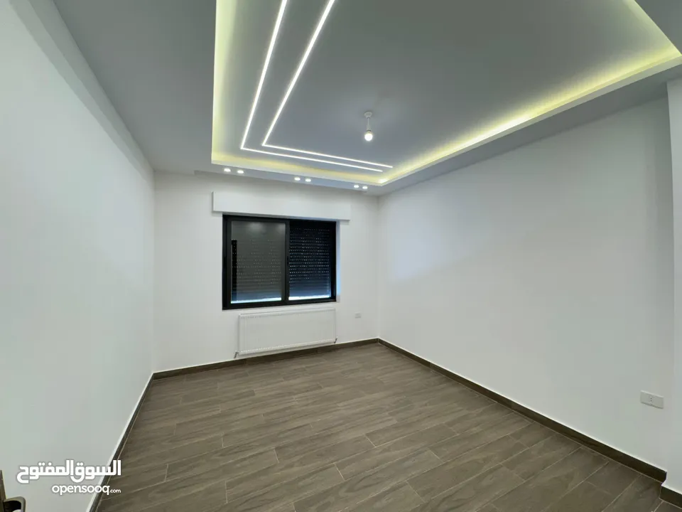 شقة لقطة للبيع شبه أرضي شارع المطار النخيل  شبه ارضي مساحة 183م وترس خارجي 170 م ومسبح خاص وكراج خاص