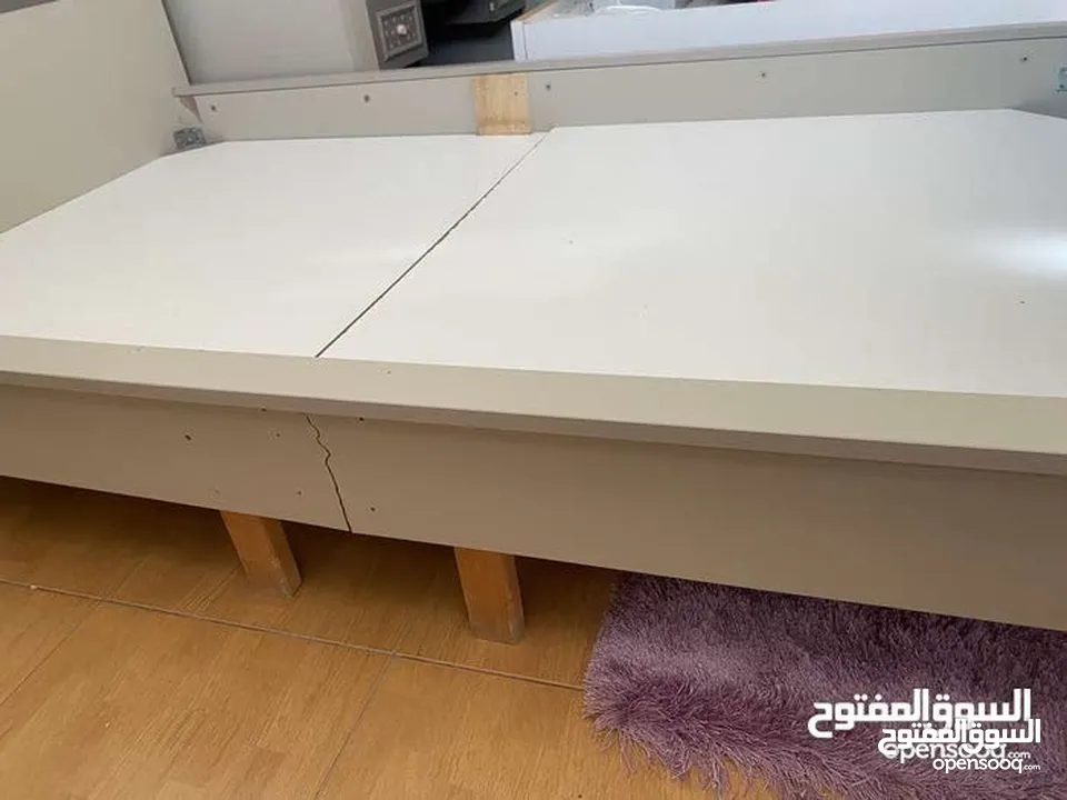 سرير غرفه بنات مع مرأه