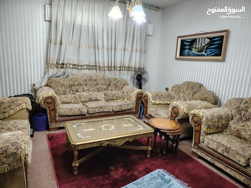 أثاث غرفة جلوس كامل (طقم كنب +طاولة صالون +3 طاولات صغيرة) بحالة جيدة جداً بسعر مغري