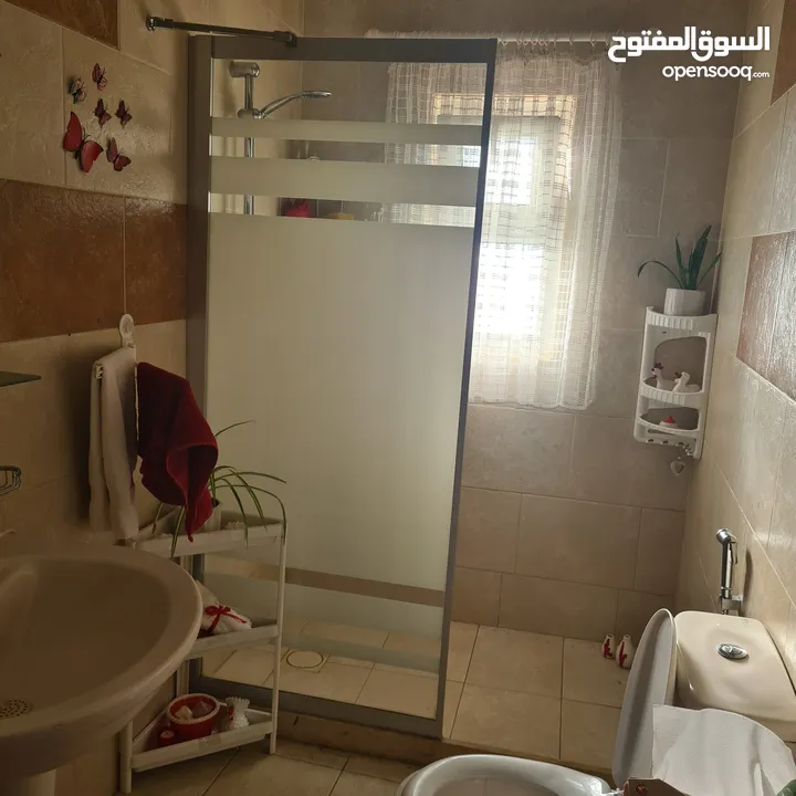 شقة في عمارة عائلية للبيع في إسكان الضباط مرج الحمام. شارع جانبي هادئ