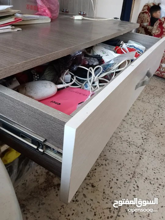 مكتب مع كرسي للدراسة أو لشغل بحالة الجديد وبسعر مغري جدا ا