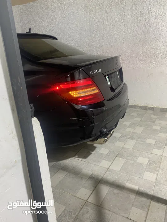 مرسيدس c200 2009 ترخيص 12 فل اضافات عدا فتحة  موتور 1800ccبنزين  تعديل خارجي كامل AMG