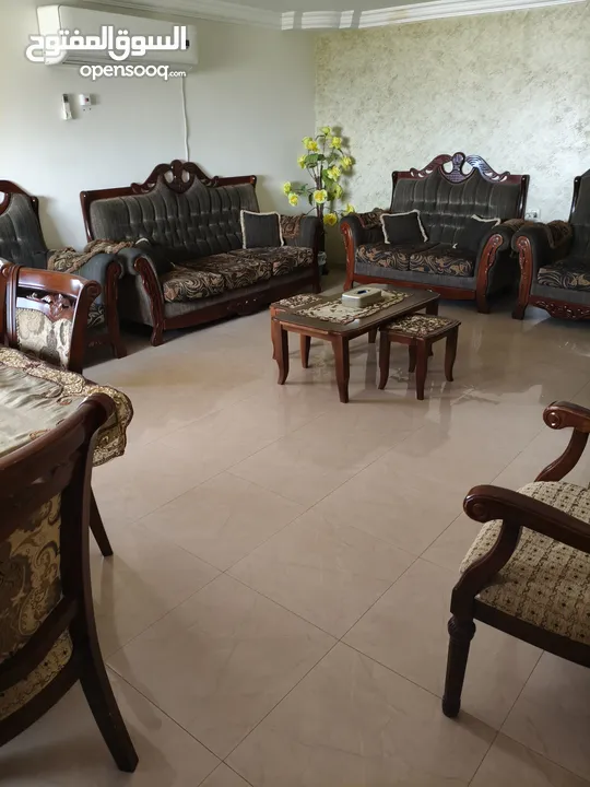 طقم كنب مع طاوله سفره للبيع