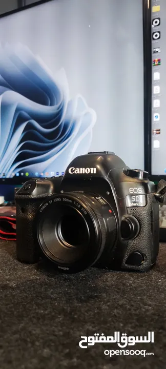 كاميرا كانون canon 5d mark4 IV للبيع مع عدسة كانون canon 50mm ET بسعر لقطة 900 دينار