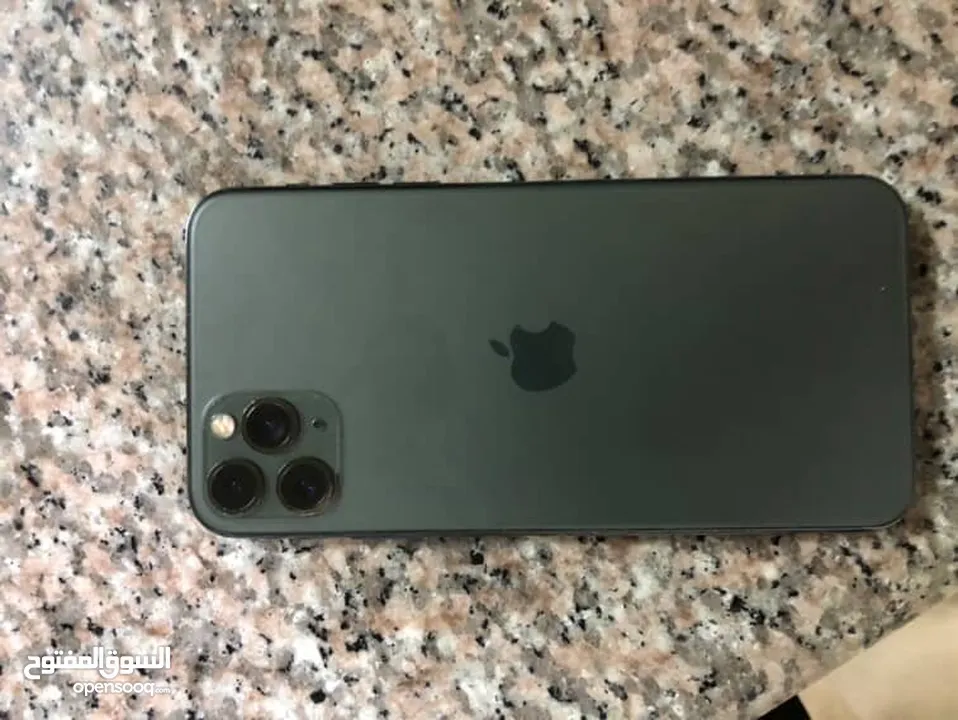 آيفون 11pro max التلفون نضيف جدا بس مغير بطاريه و الشاشه فيها شعر