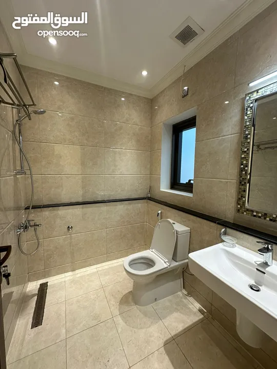 شقة فاخرة 3 غرف وصالة للايجار في العذيبة - Luxurious 3BHK apartment for rent in Aziba