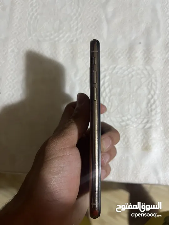 ايفون xs لون ذهبي بحالة ممتازة 256 جيجا مع ثلاث كفارت