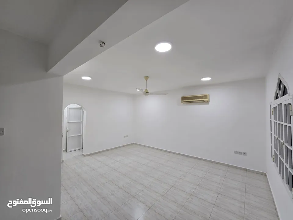 شقة في العذيبة للايجار قريبة من الشاطي- 4BHK Apartment for rent in Azaiba