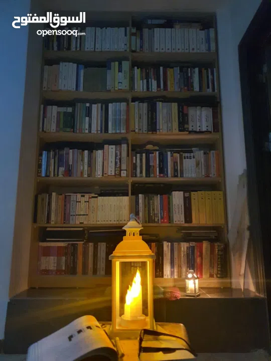 1000 كتاب تقريبا- ومكتبة تكاد تكون متكاملة في شتى أصناف المعرفة والعلوم...