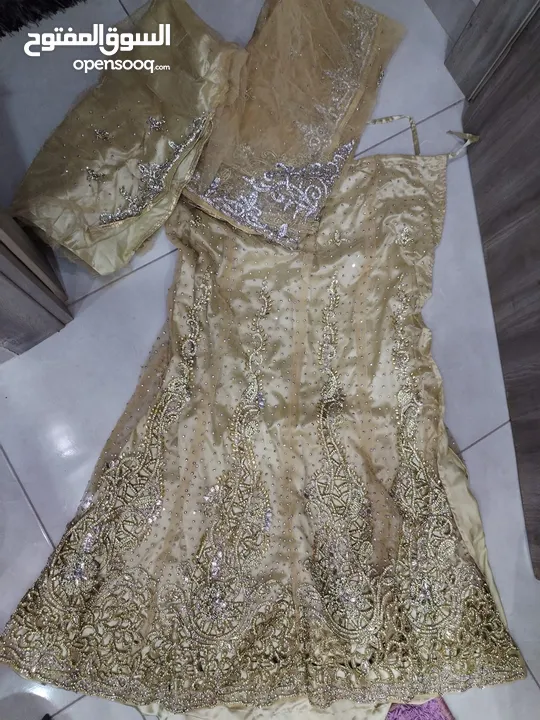 للبيع فساتين جديده احجام مختلفه