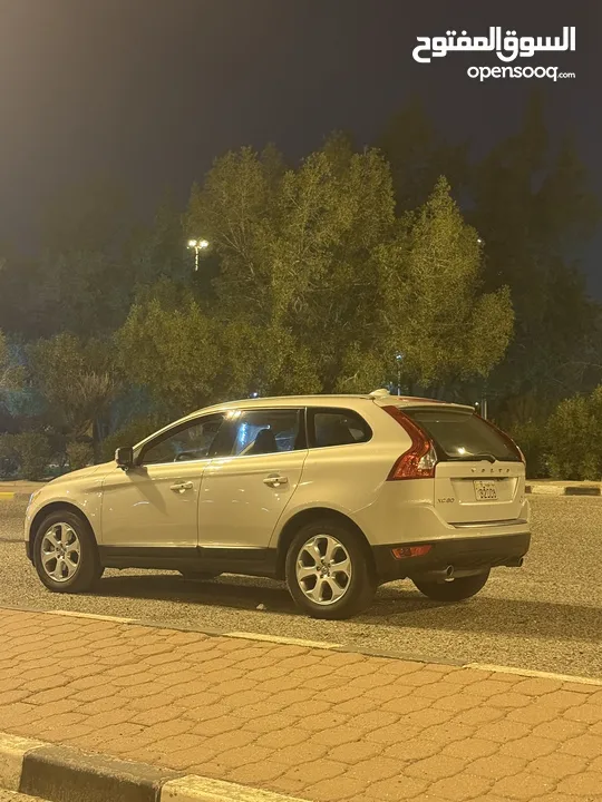 للبيع فولفو XC60 ماشي 130 الف شرط الفحص بحالة الوكاله ماشي 130 الف v6